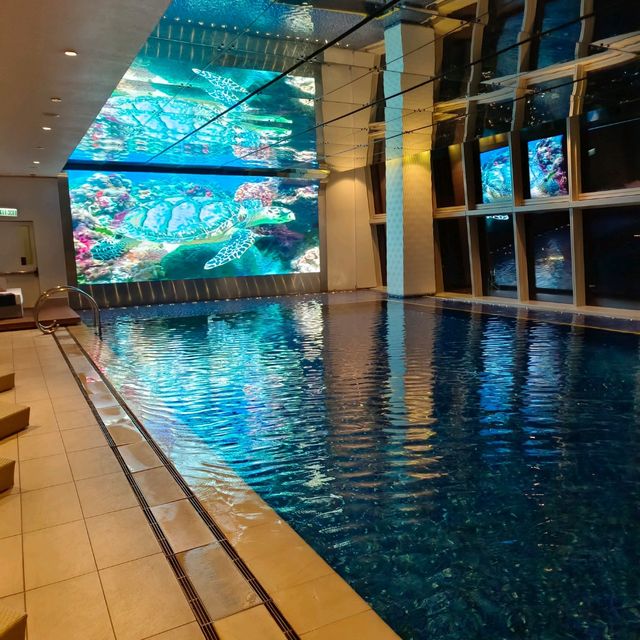 擁有絕美動畫泳池的香港麗思卡爾頓酒店   