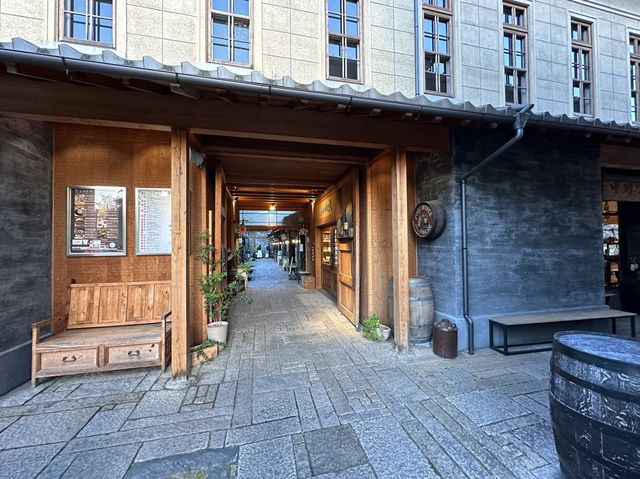 山梨・甲府。甲府駅前のレトロな雰囲気のモール『甲府夢小路』と『時の鐘』奥には『小さな蔵の美術館』あります。