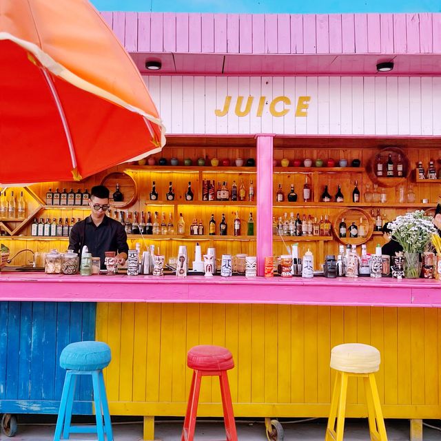 A pop of color on the beach 🌈✨ 