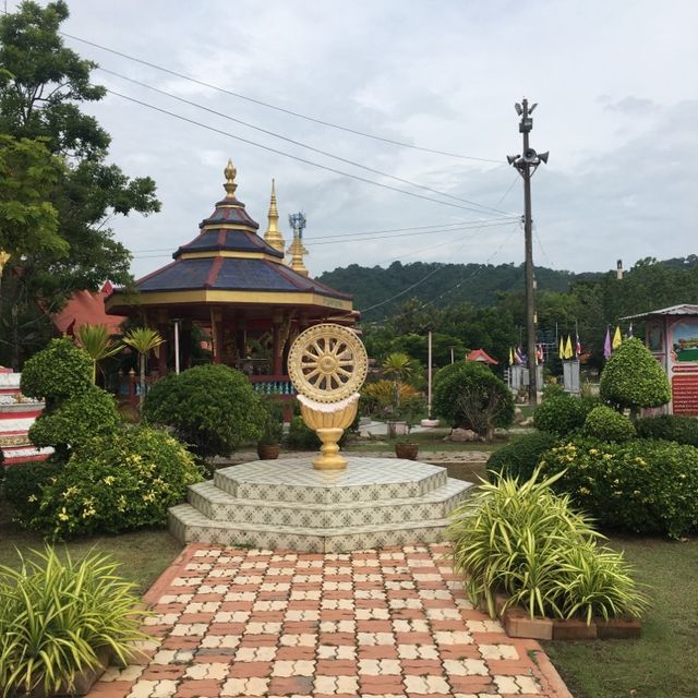 Wat Phra Non Laem Pho