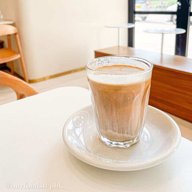 堅尼地城純白咖啡店☕️ 高樓底落地大玻璃🤩