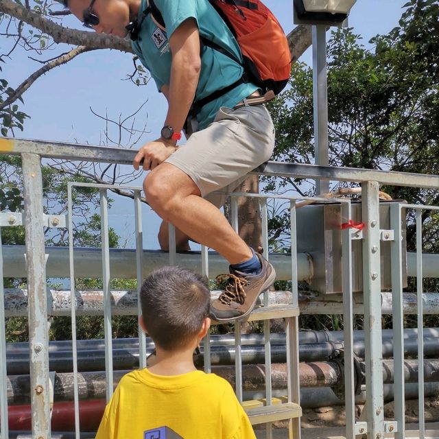 哥連臣角看電視啦