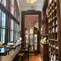 Room 8 咖啡店，古董收藏家