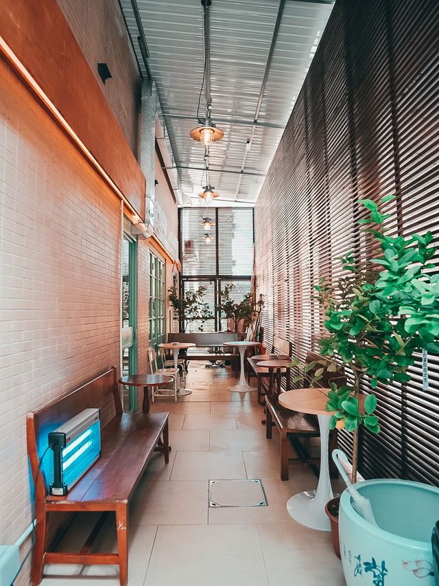 懷舊工業風Cafe配高樓底