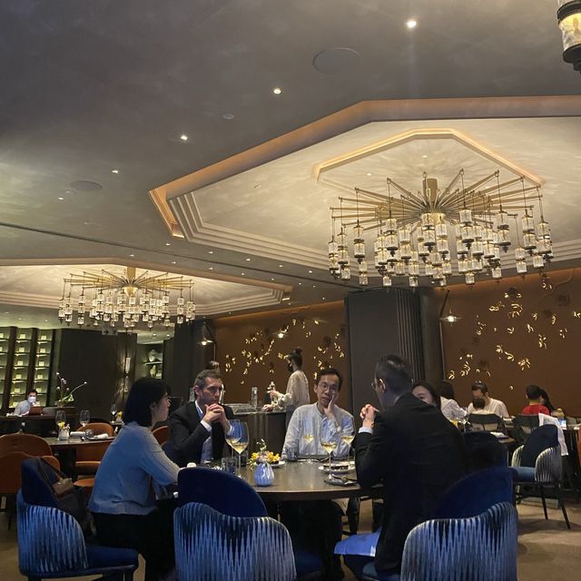 101樓用餐初體驗，香港最高摩天大樓，邊食晚餐變俯瞰維港