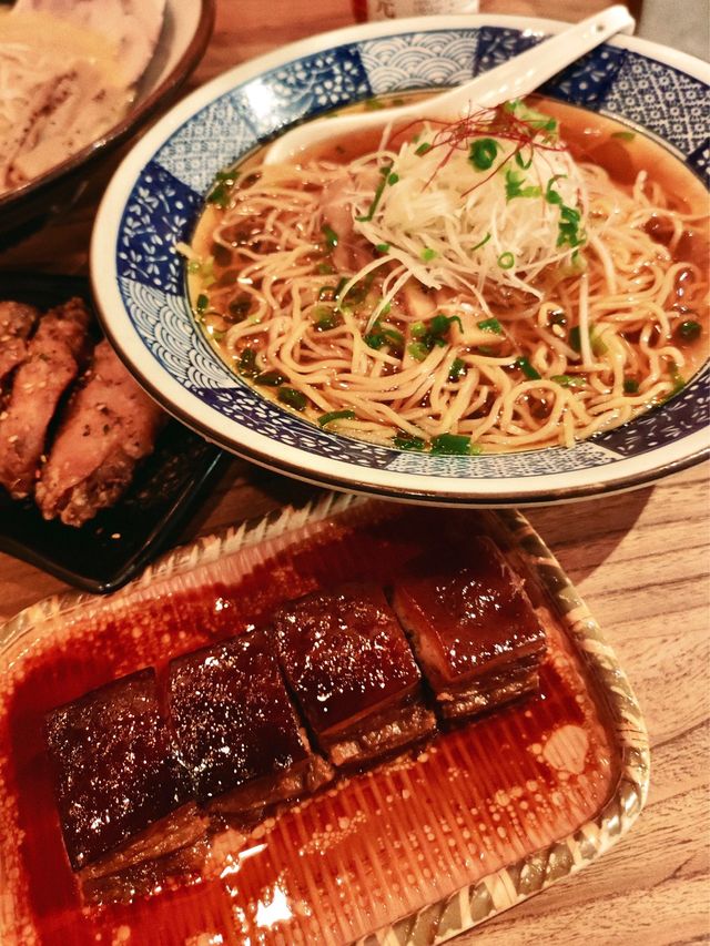🍜立体派拉麵-「🦀涼風紅楚蟹高湯鹽冷麵」視覺味覺極上享受！