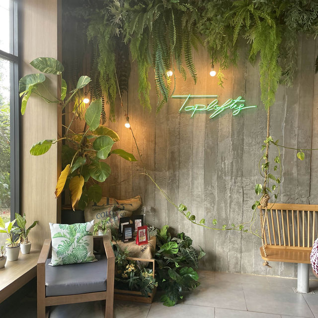 Toplofty Khaoyai | คาเฟ่ฟิลสวนดอกไม้