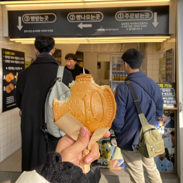 Trying some food at Gwangjang Market 🇰🇷