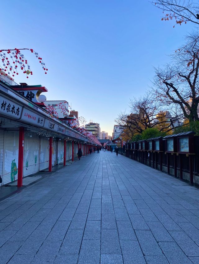 早朝の浅草寺