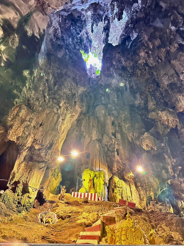 ถ้ำศักดิ์สิทธิ์ของชาวฮินดู BATU CAVES