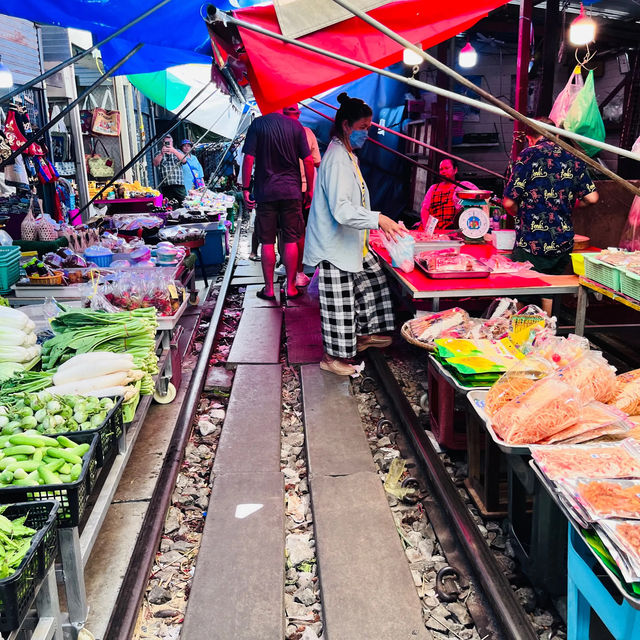 🔺 Mae klong train market in Bangkok is amazing 🤩