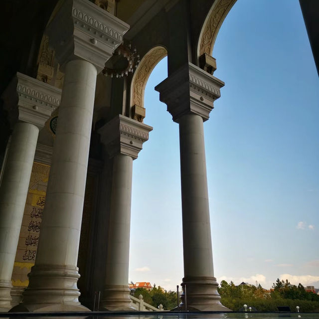 「吉隆坡AIMST Mosque：宗教與文化交流的聖殿，尋求內心寧靜和平衡！」