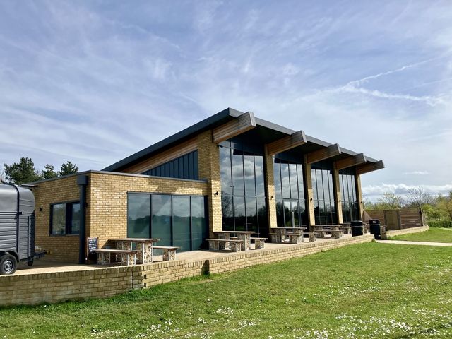Milton Keynes 兩大湖畔一天遊 @ 春遊英國