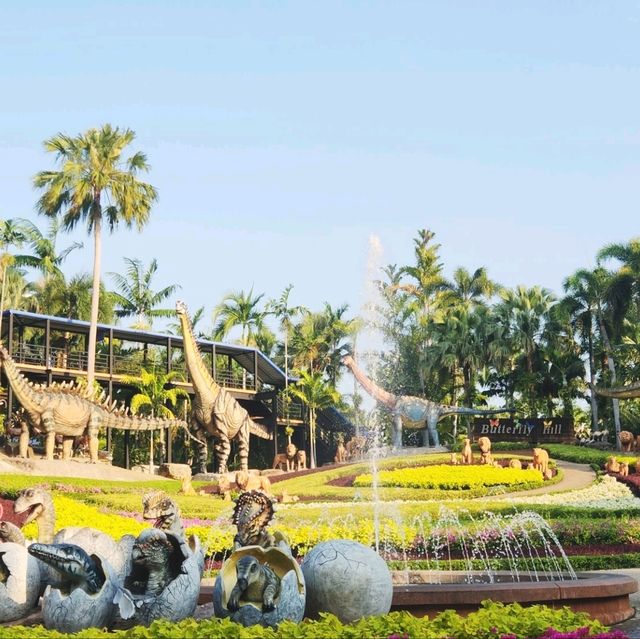 dinosaur in pattaya