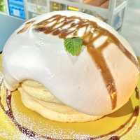 飛行機を眺めながらいただく🍽️美味しいパンケーキ☁️