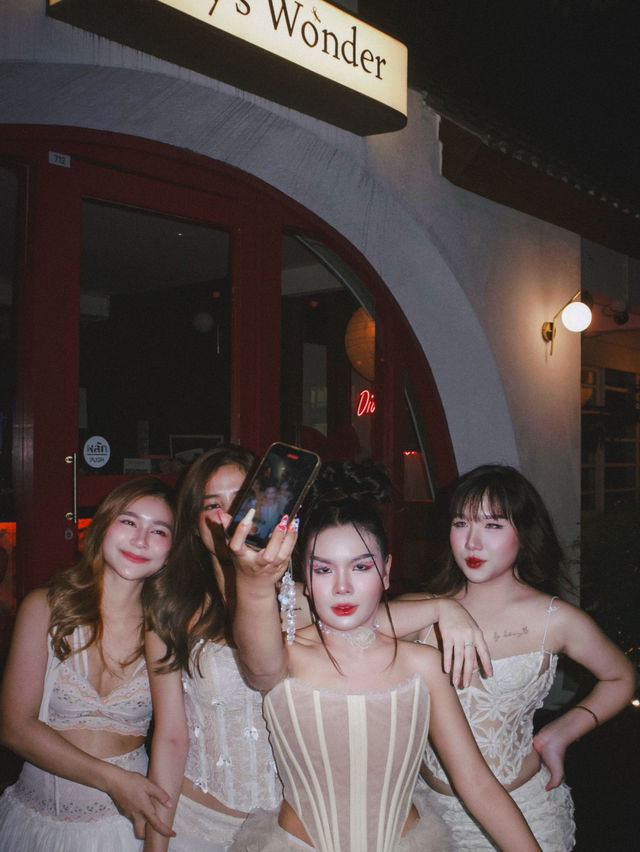 Ivy’s Wonder Wine Bar 🍷👭