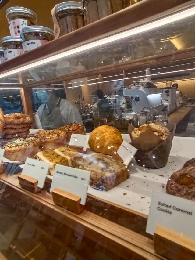 จิบกาแฟ แลรถไฟฟ้า