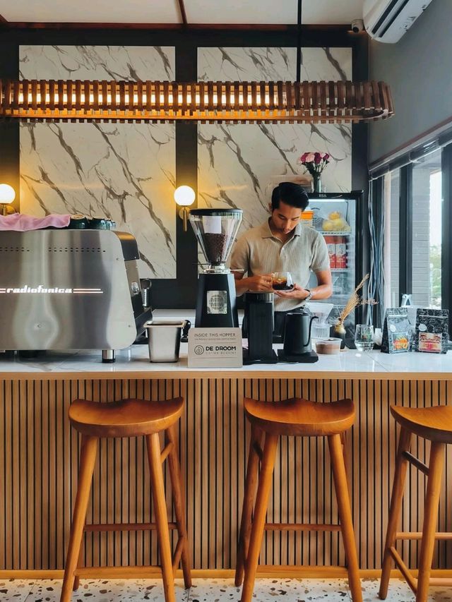 CROVECOFFE | THIS GARDEN-VIEW CAFE