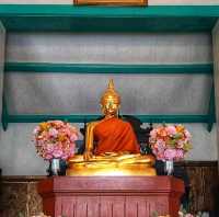 สักการะพระศรีศากยมุนี ที่วัดสุทัศนเทพวราราม 