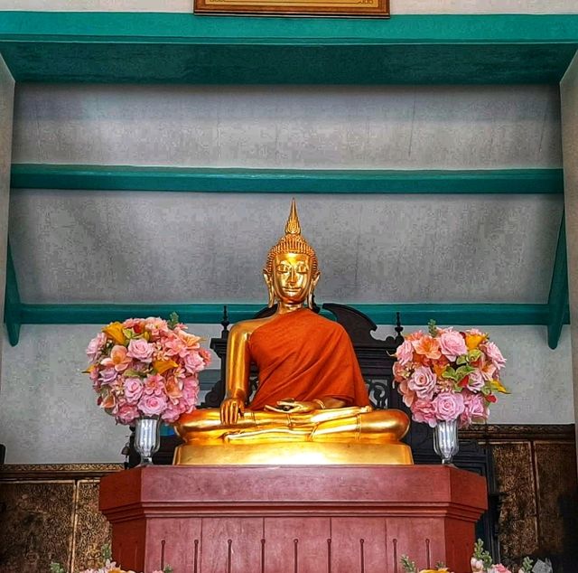 สักการะพระศรีศากยมุนี ที่วัดสุทัศนเทพวราราม 