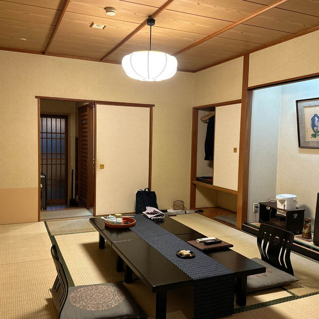 「二丸溫泉宿坊」：和風料理，自然景緻