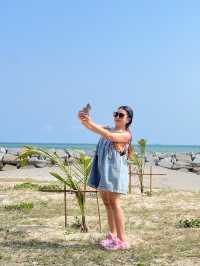 นั่งเล่นรับลมริมหาดระยอง