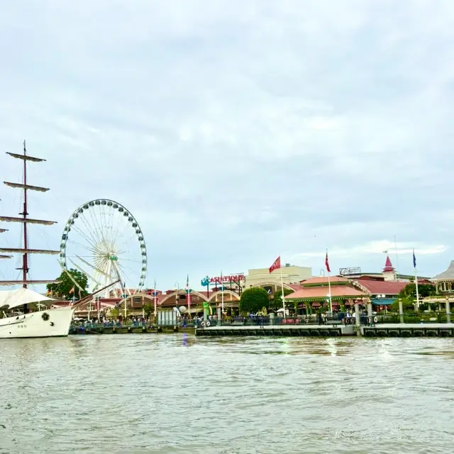 搭乘昭披耶河遊船暢遊曼谷Asiatique河濱夜市，體驗船上派對