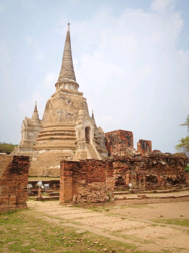 วัดสวยอยุธยา อลังการพระปรางค์ 3 องค์