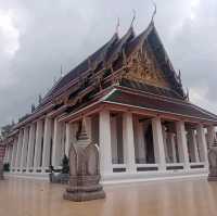 วัดสระเกศ วัดที่มีถ้ำและภูเขาจำลอง กลางกรุงเทพ✨️