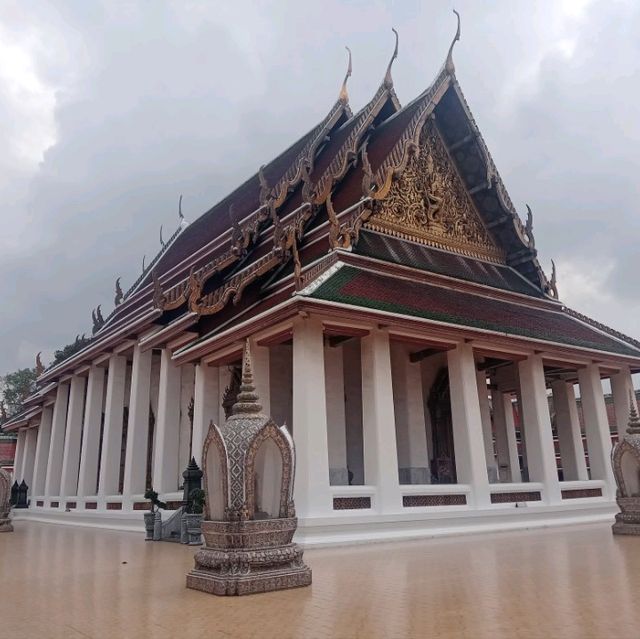 วัดสระเกศ วัดที่มีถ้ำและภูเขาจำลอง กลางกรุงเทพ✨️