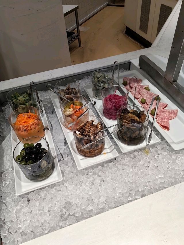 「橫濱洲際酒廊：無限供應飲品，晚上有現做Pizza」