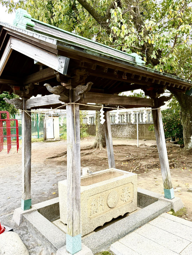 【東京都】華やかな朱塗りの社殿
