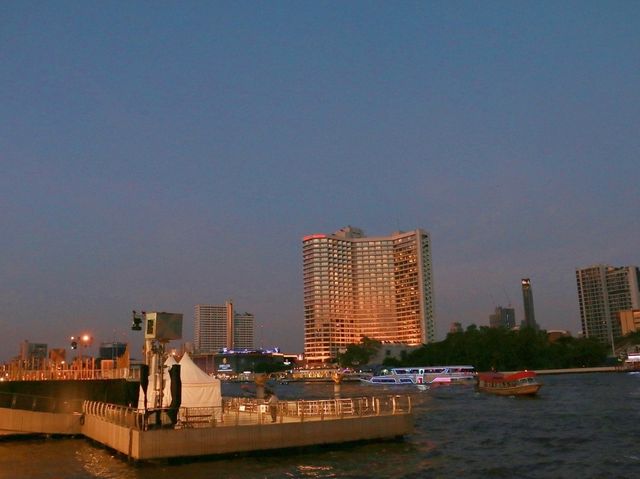 Icon siam ยามค่ำคืน