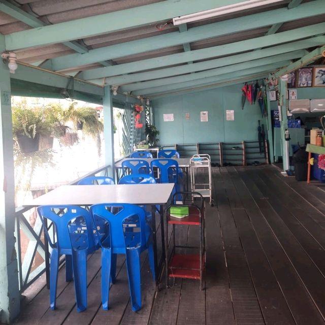 ร้านอาหารวิวดี ป้ายรอบร้านแปลกดี