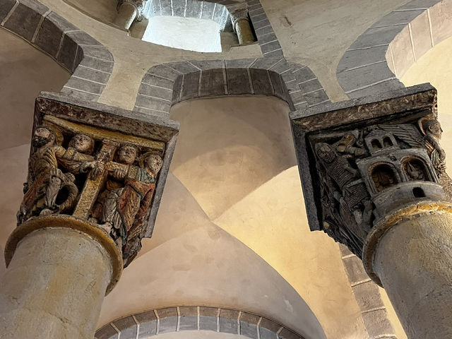 ⛪ サンネクテール教会：フランスの田舎で出会うロマネスク建築の宝石 ✨