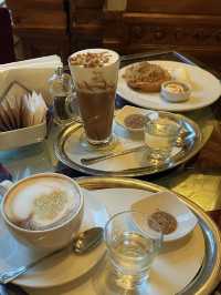 New York Cafe: Handsdown to the The Most Beautiful Cafe in the world 