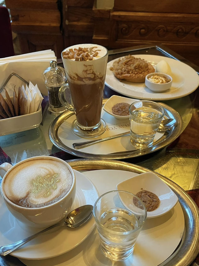 New York Cafe: Handsdown to the The Most Beautiful Cafe in the world 