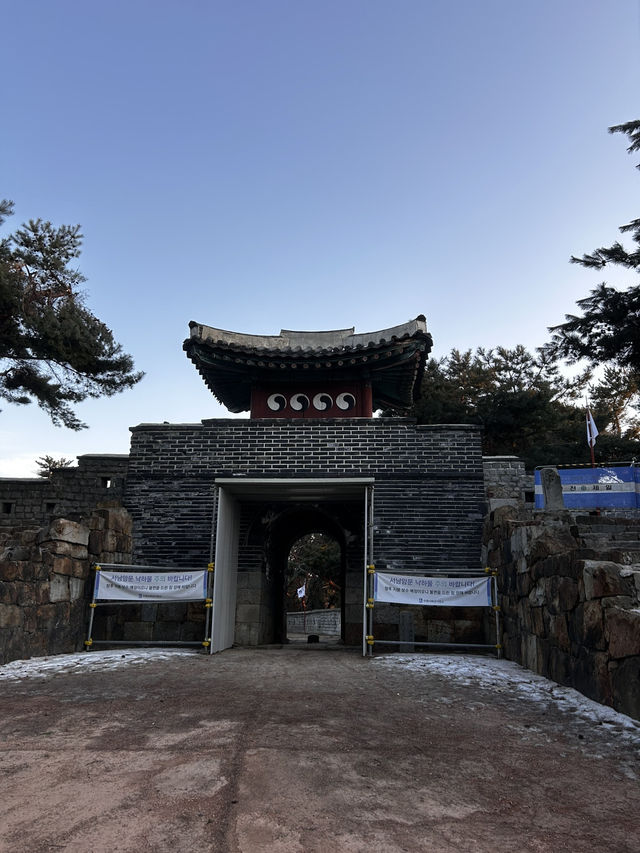 암문 중 유일하게 포사가 설치되어 적의 침입을 신속히 알릴 수 있도록 설계된 서남암문🇰🇷