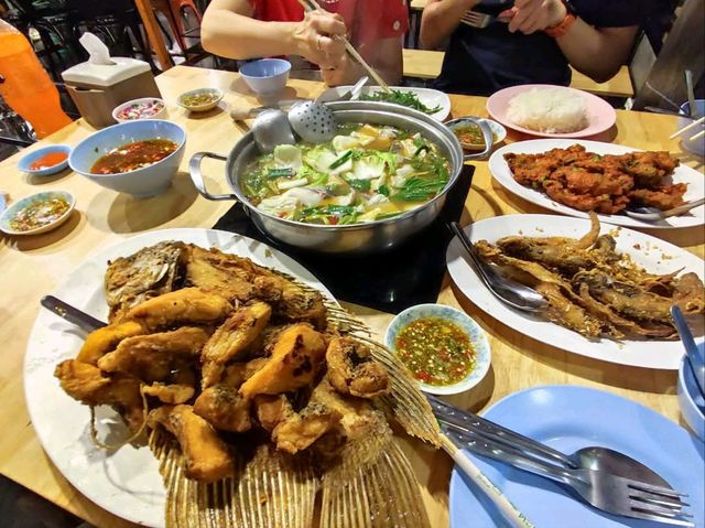 พามาทานปลาจุ่ม ปลาแรดของดีอุทัย ในอำเภอบ้านไร่