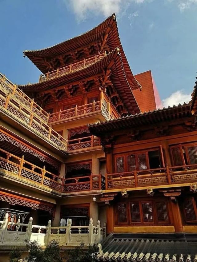 Jing'an Temple – Shanghai's Golden Oasis of Buddhism
