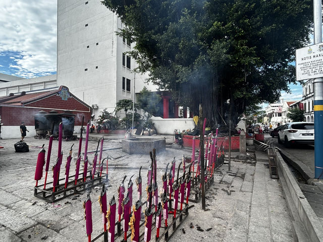 🌸 Discover the Goddess of Mercy Temple (Kuan Yin Teng): Penang’s Spiritual Heartbeat 🏮