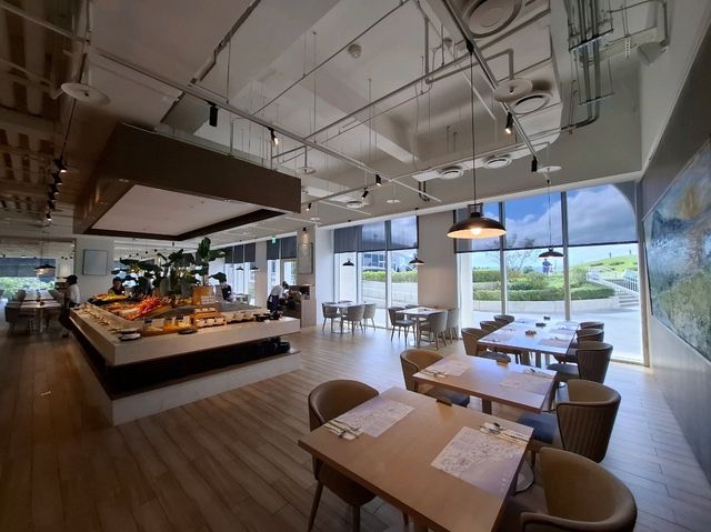 ✨ 將捷金鬱金香酒店 河畔餐廳，結合 松葉蟹🦀、干貝🪸、現煎牛排🥩 與壯麗的山河海景，給你一場超值美味的無限饗宴！