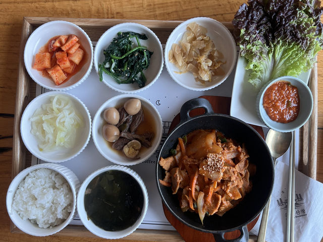 식당에 상주 하는 강아지와 뛰어놀며 백반을 먹을수 있는 가성비 맛집