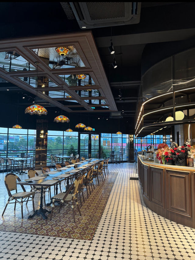 Everywhere Lobster Club— lobster-centric dishes