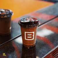 BBRICK คาเฟ่ดีไซน์โดเด่น สไตล์โมเดิร์นโทนสีส้ม