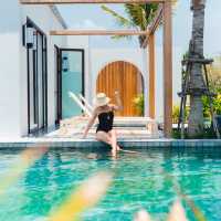 ที่พักสวยใกล้สนามบินภูเก็ต สระว่ายน้ำล้อมรอบ