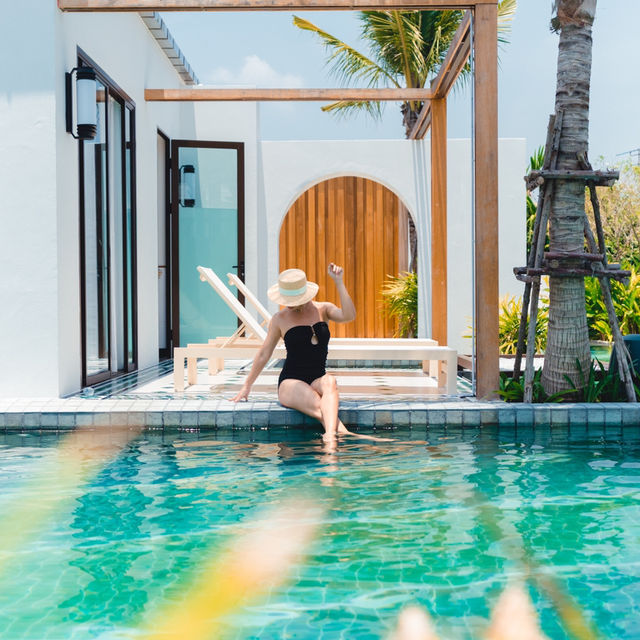 ที่พักสวยใกล้สนามบินภูเก็ต สระว่ายน้ำล้อมรอบ
