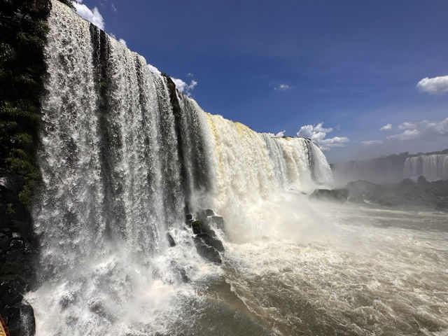 【イグアスの滝（ブラジル側）】“正面からぶつかる”世界三大瀑布のスケール感。