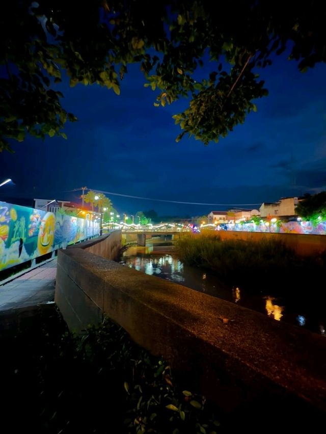Local Charm: Strolling Through Lomsak Town