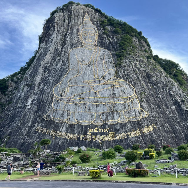 พระพุทธรูปแกะสลักหน้าผาเขาชีจรรย์
